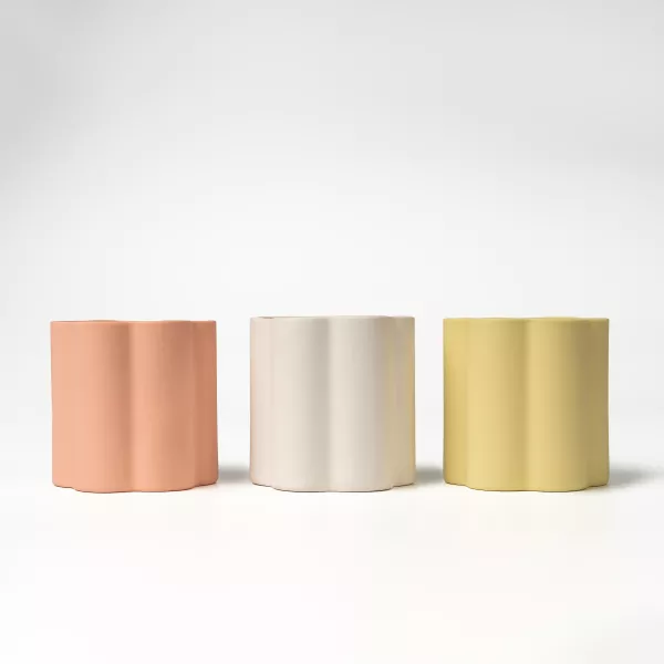 Kunstiline lillelise servaga keraamiline küünlaalus