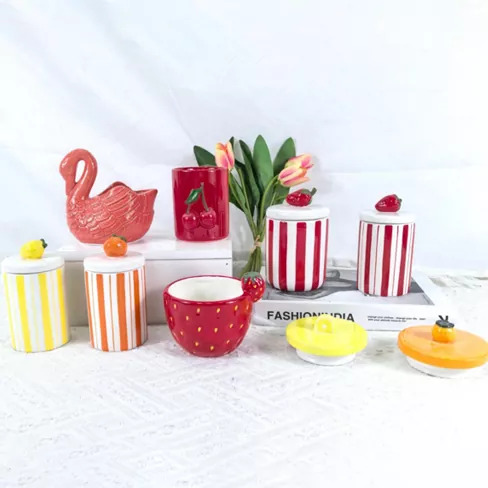 Lille- ja puuviljakujuline keraamiline küünlahoidja